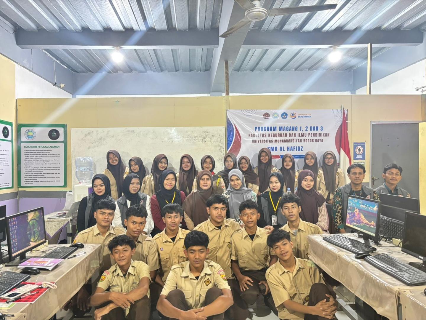 Kuasai Administrasi Digital dengan Sekali Klik, Workshop Bersama Peserta Magang UMBARA di SMK Al Hafidz